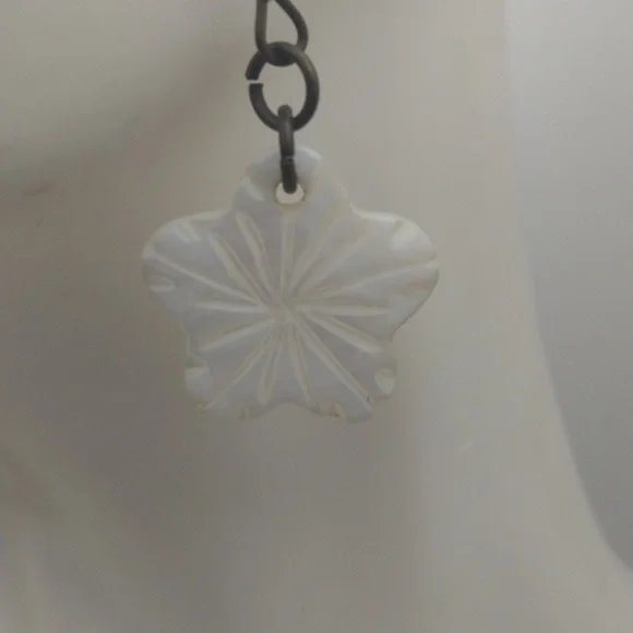 Mother‎ of pearl carved magnolia earrings E137